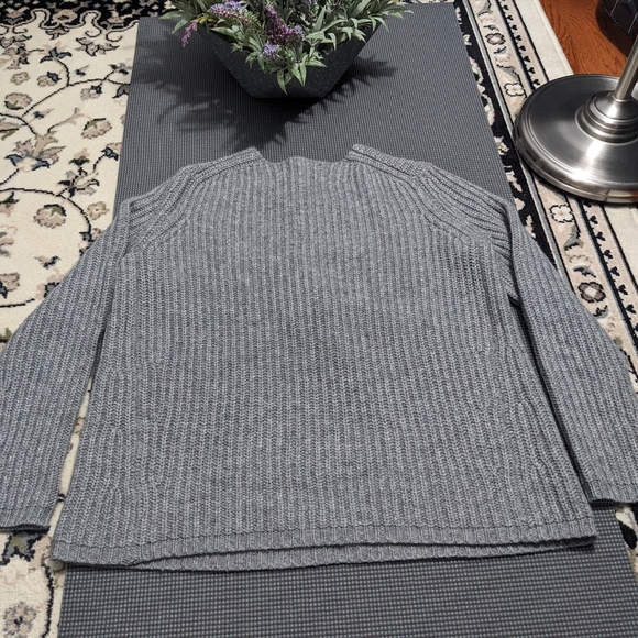 HOLT RENFREW Wool/Cashmere Sweater - Picture 8 of 11